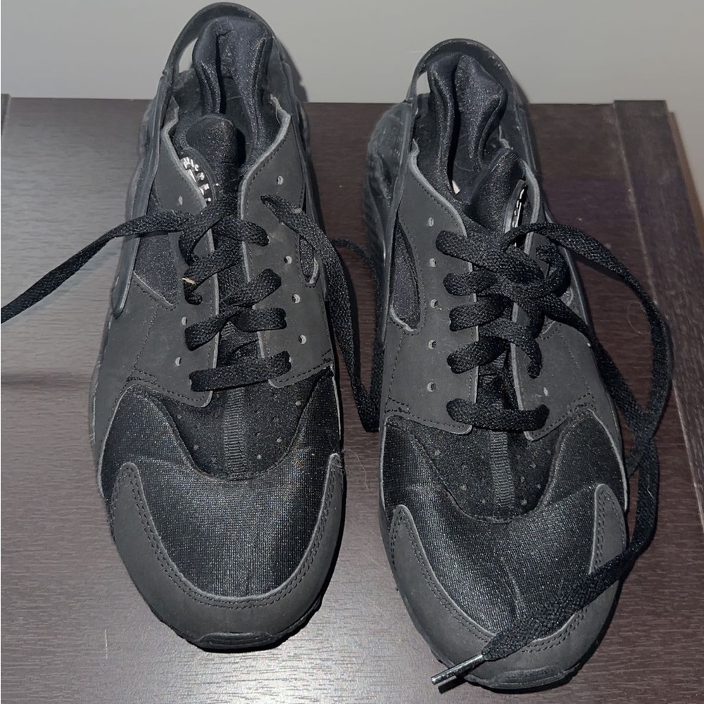 Men’s Huaraches size 8.5 men’s 10 in women’s. very comfortable. black.